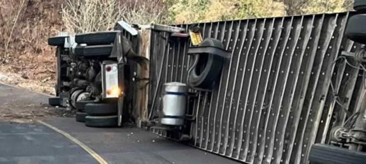 tractocamión melonero sufre volcadura en Tzitzio en accidente