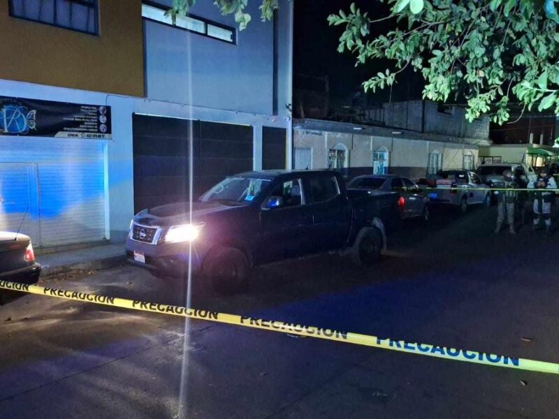 Tras persecución y balacera criminales abandonan camioneta, en Uruapan