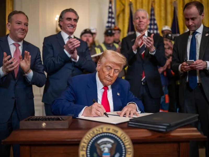 Trump firma orden para aliviar el impacto de sus aranceles a fabricantes de automóviles