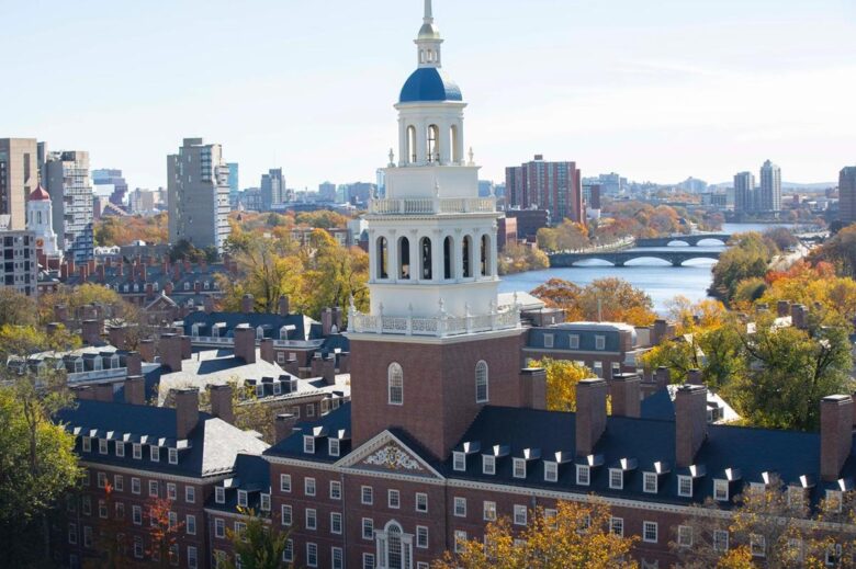 Universidad de Harvard demanda a Trump