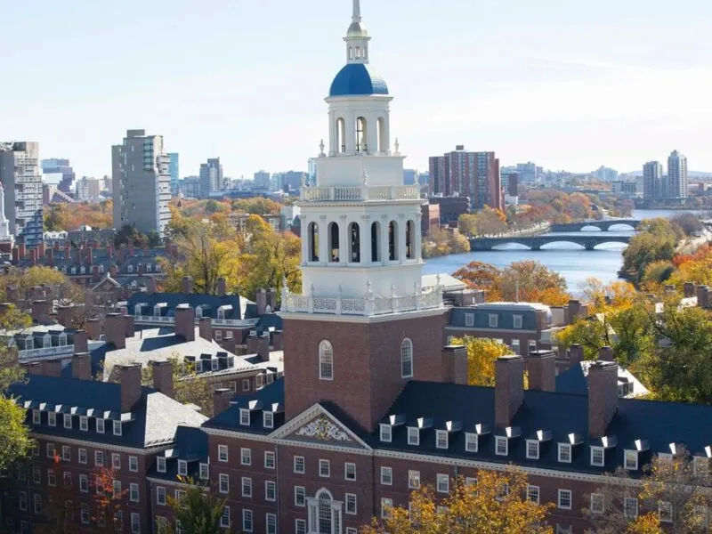 Universidad de Harvard demanda a Trump