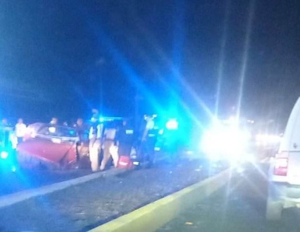 Vehículo choca contra camellón en la Av. Madero Poniente de Morelia; accidente sin heridos