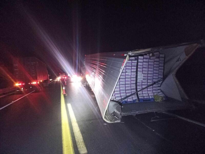 vehículo de carga sufre accidente en la pista Pátzcuaro-Cuitzeo