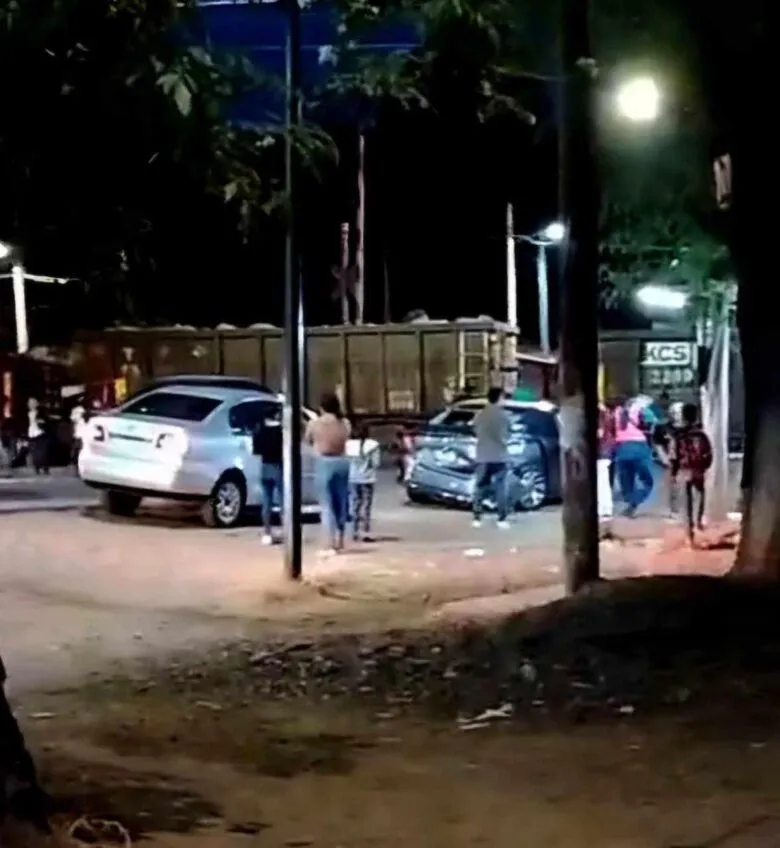 Vehículo es impactado por el tren en Tzurumútaro, Pátzcuaro, accidente sin heridos