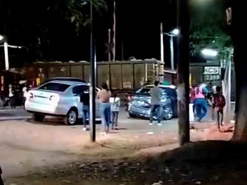 Vehículo es impactado por el tren en Tzurumútaro, Pátzcuaro, accidente sin heridos