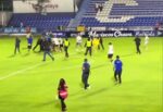 Se desata la violencia en el futbol mexicano: Guardia amenaza a aficionados del Celaya con un arma