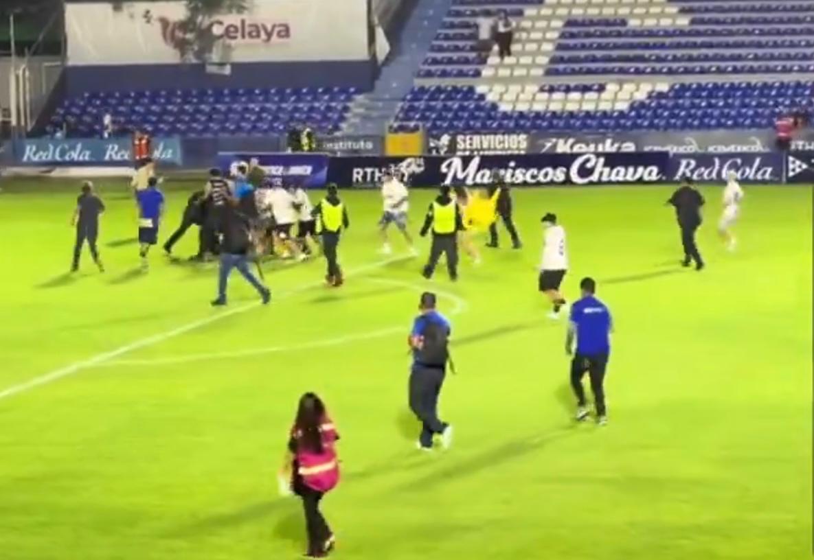 Violencia en el futbol mexicano: guardia amenazó a los aficionados; Liga de Expansión investiga