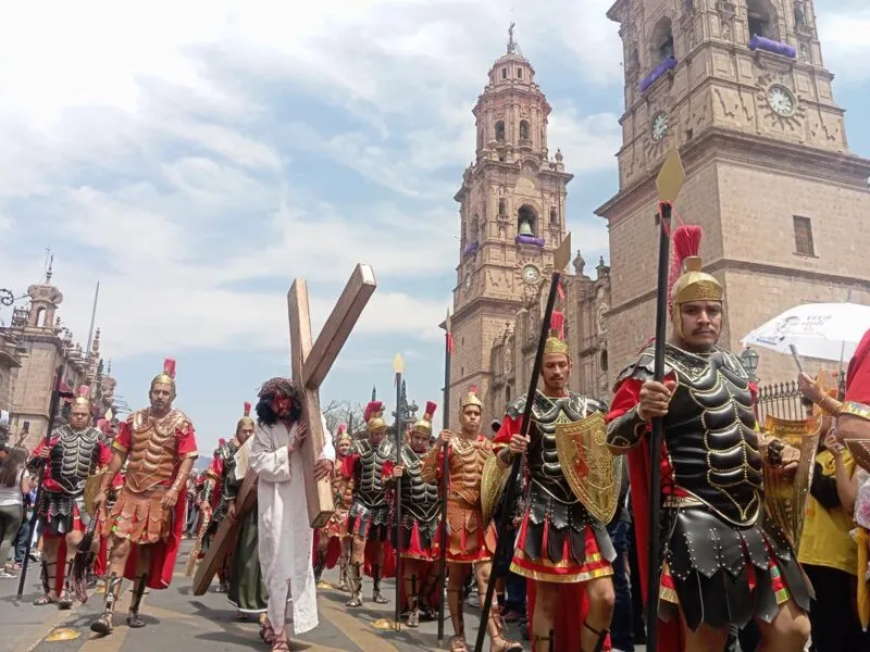 Vive Morelia la Pasión de Cristo con Vía Crucis inédito frente a Catedral