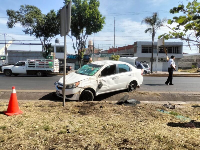 Volcadura de auto deja un herido en el libramiento norte de Morelia