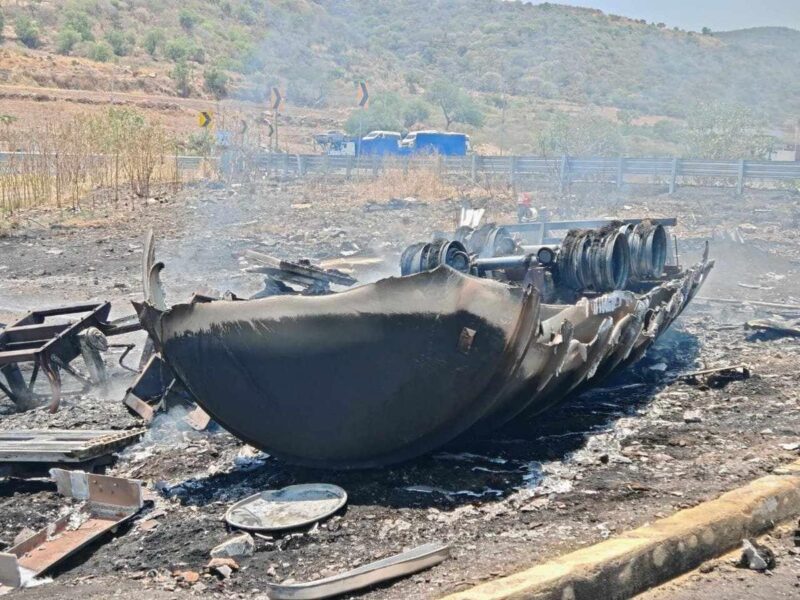 volcadura de tractocamión pipa deja un muerto