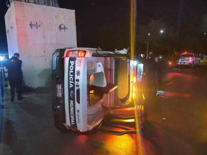 volcadura patrulla de la Policía Municipal, sobre el Boulevard Industrial Uruapan