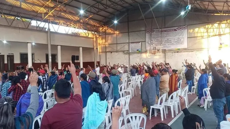 Votación de comunidad indígena por el autogobierno