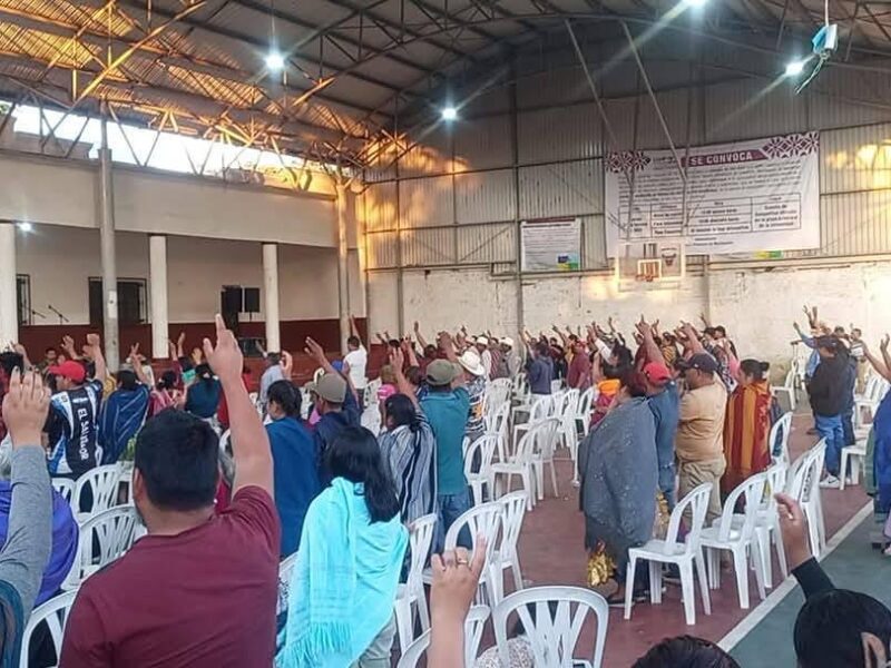 Votación de comunidad indígena por el autogobierno