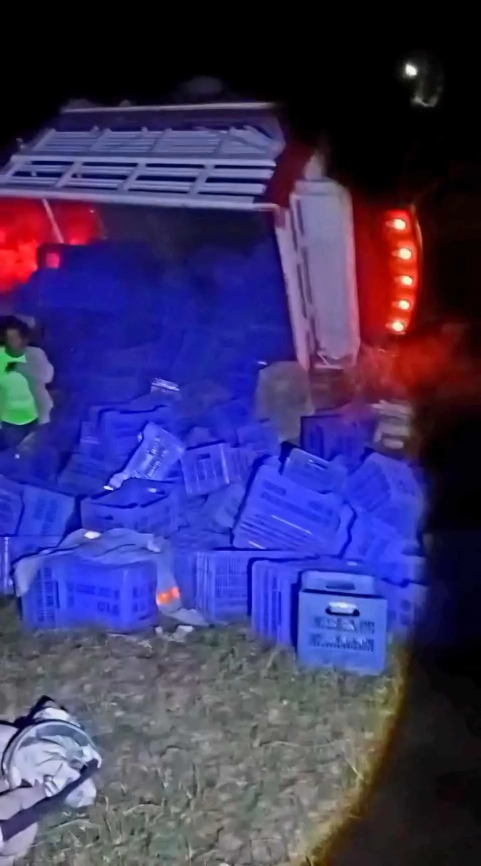 Vuelca camioneta limonera en Cenobio Moreno