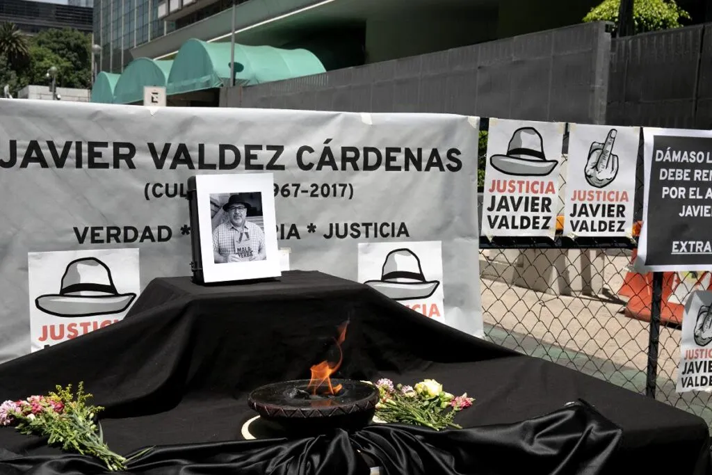 A ocho años asesinato de Javier Valdez sigue impune; exigen extradición del "mini lic"
