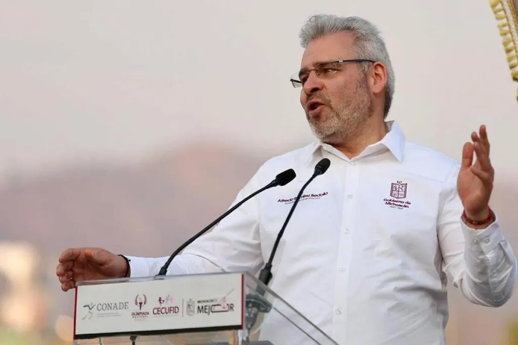 Abandera Bedolla a deportistas michoacanos rumbo a Olimpiada Nacional 2025-2