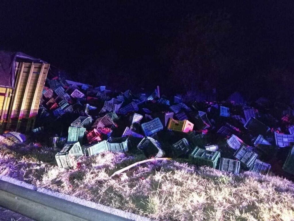 abandonan camión aguacatero en la Autopista de Occidente