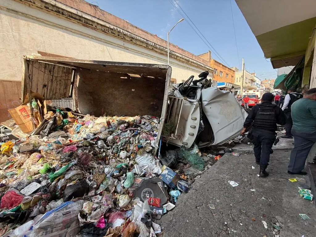Accidente de camión recolector deja una persona muerta