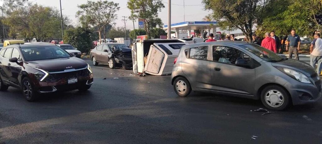 accidente de volcadura de camioneta en el periférico de Morelia
