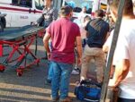 Mujer y su hijo graves, tras ser impactados por camioneta, sobre la Avenida Chiapas, en Uruapan