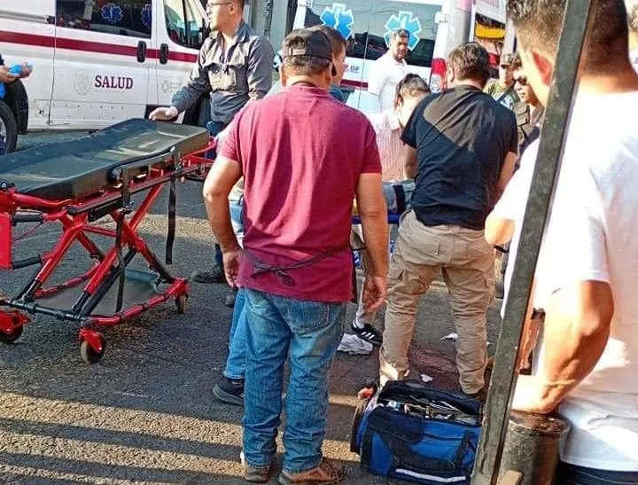 accidente en Avenida Chiapas; Mujer y su hijo graves, tras ser impactados por camioneta