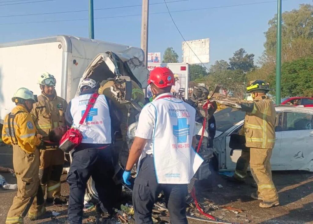 Accidente en Morelia: auto se brinca camellón