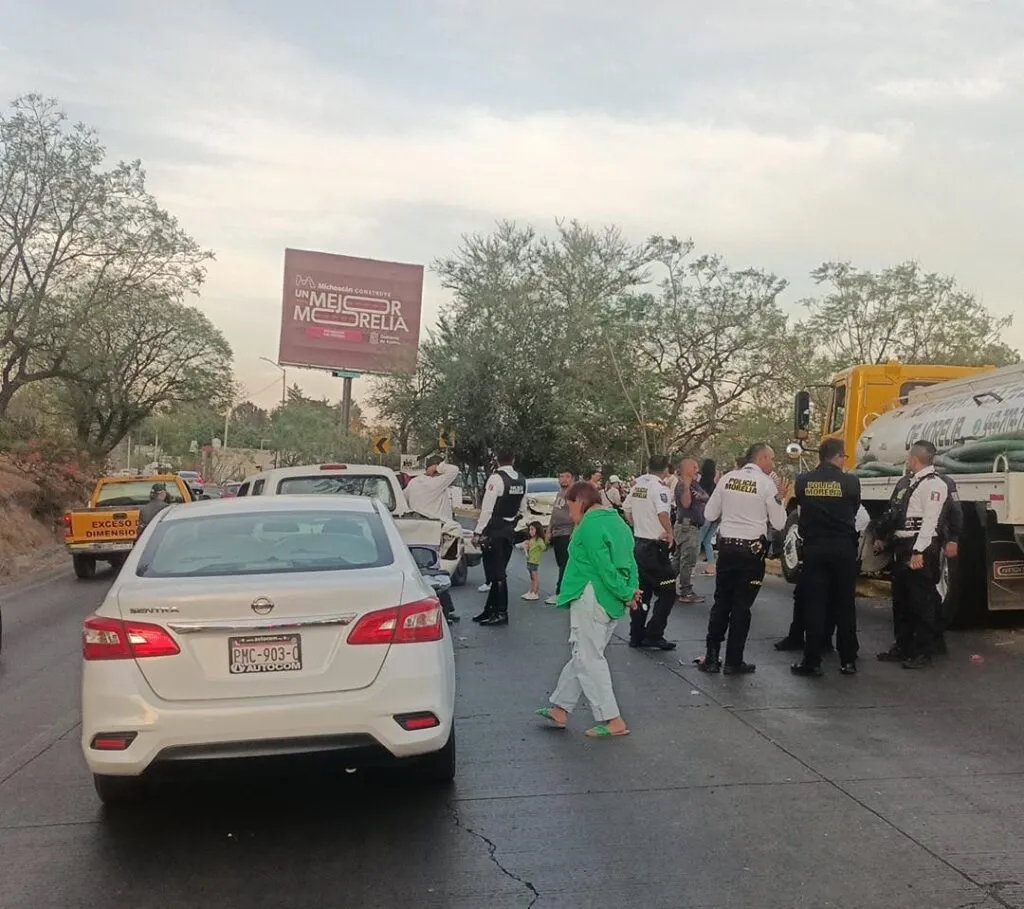 Accidente vehicular en Morelia: 7 vehículos involucrados en carambola