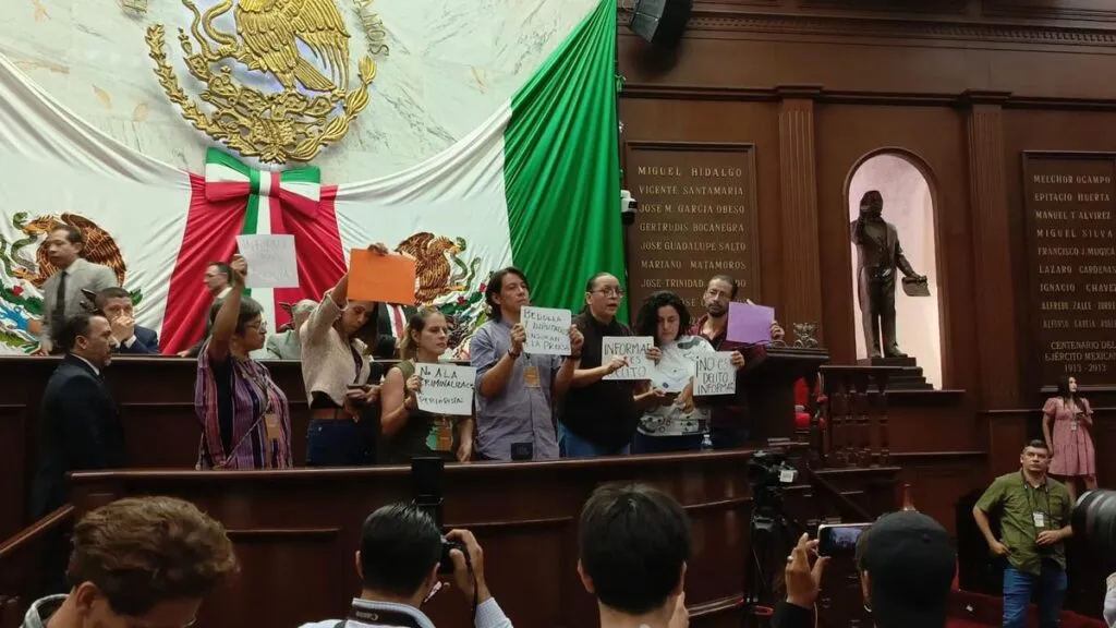 Al grito de “¡que se baje!”, se manifiestan periodistas contra reforma al Código Penal en Congreso
