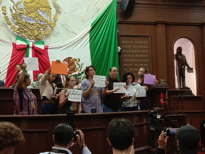Al grito de “¡que se baje!”, se manifiestan periodistas contra reforma al Código Penal en Congreso