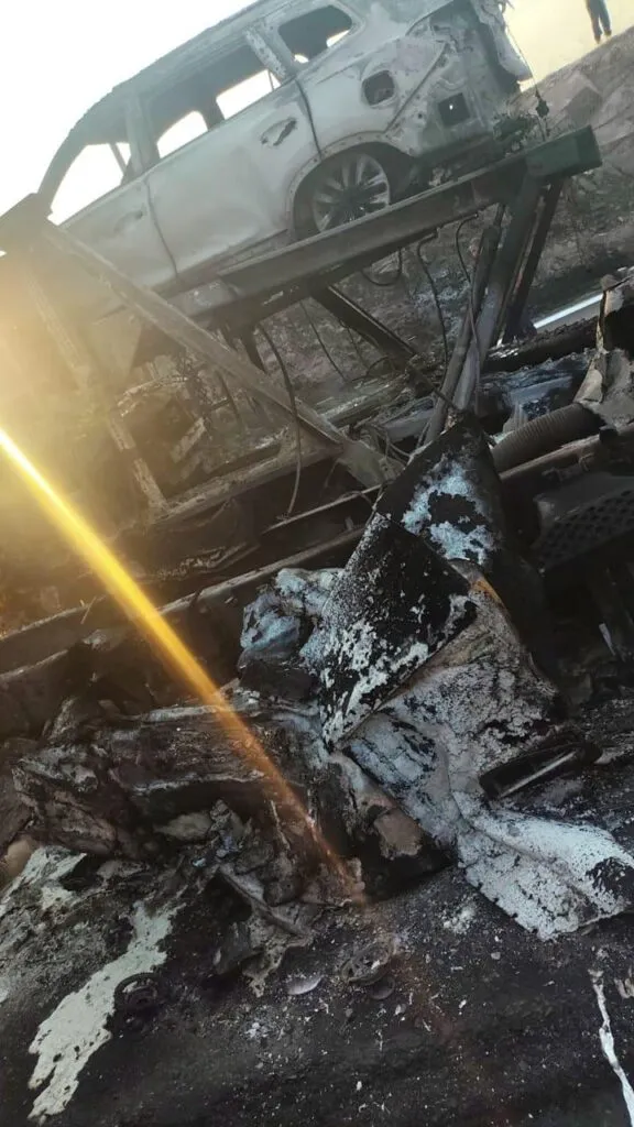 Al menos 8 vehículos particulares fueron consumidos por las llamas tras accidente en Michoacán-1