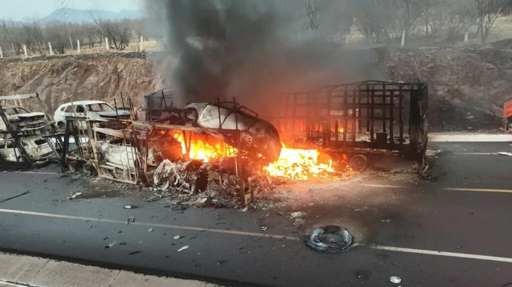 Al menos 8 vehículos particulares fueron consumidos por las llamas tras accidente en Michoacán