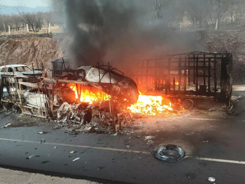Al menos 8 vehículos particulares fueron consumidos por las llamas tras accidente en Michoacán