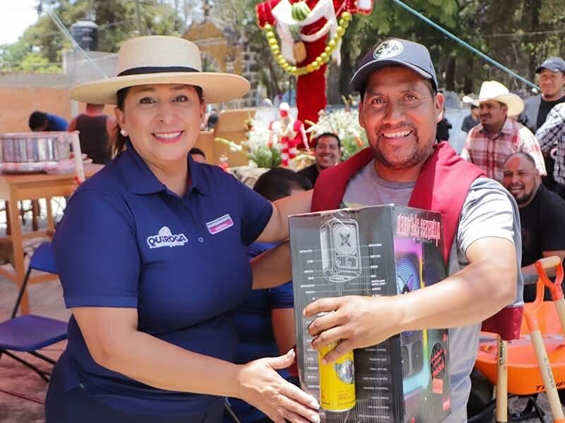 Alma Mireya González celebra a los albañiles en el Día de la Santa Cruz, destacando su esfuerzo en el desarrollo de Quiroga 1