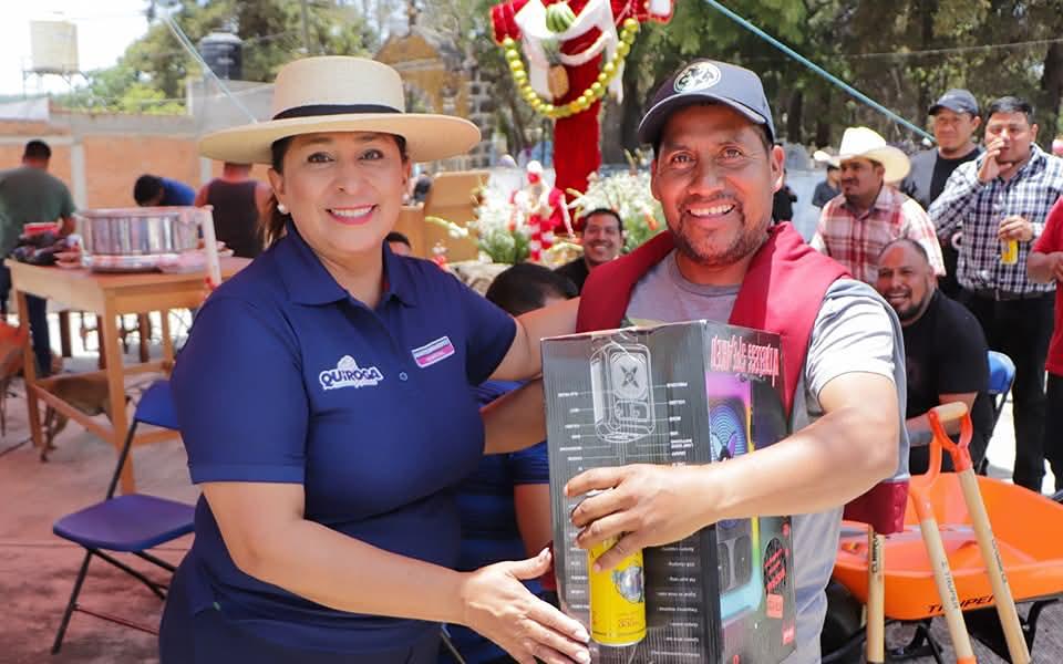 Alma Mireya González celebra a los albañiles en el Día de la Santa Cruz, destacando su esfuerzo en el desarrollo de Quiroga 1