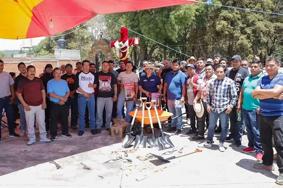 Alma Mireya González celebra a los albañiles en el Día de la Santa Cruz, destacando su esfuerzo en el desarrollo de Quiroga