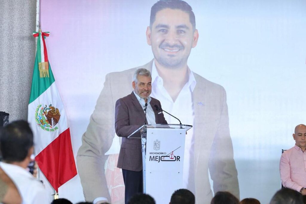 Ante 1,200 docentes, Bedolla arranca entrega de promociones a maestras y maestros
