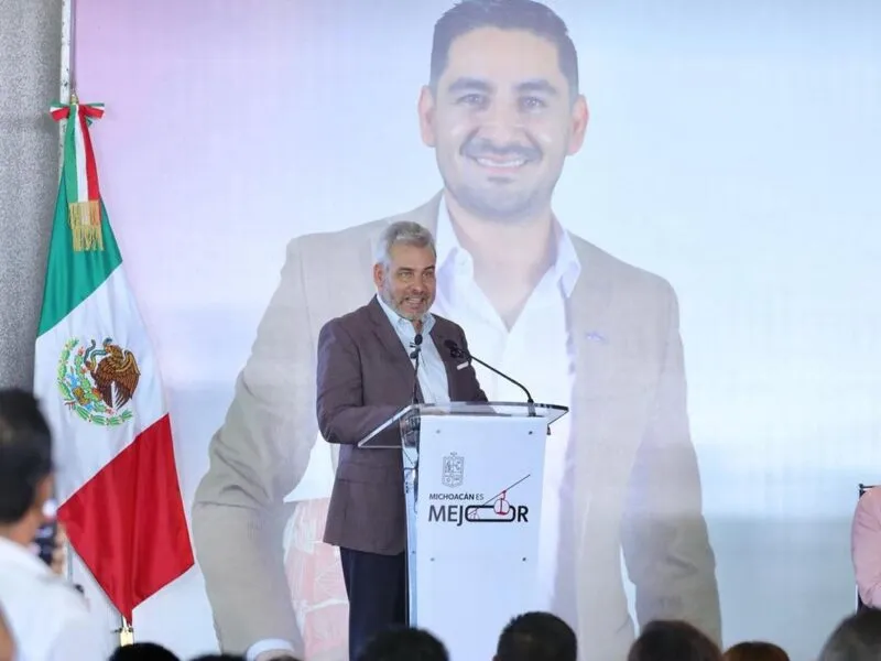 Ante 1,200 docentes, Bedolla arranca entrega de promociones a maestras y maestros