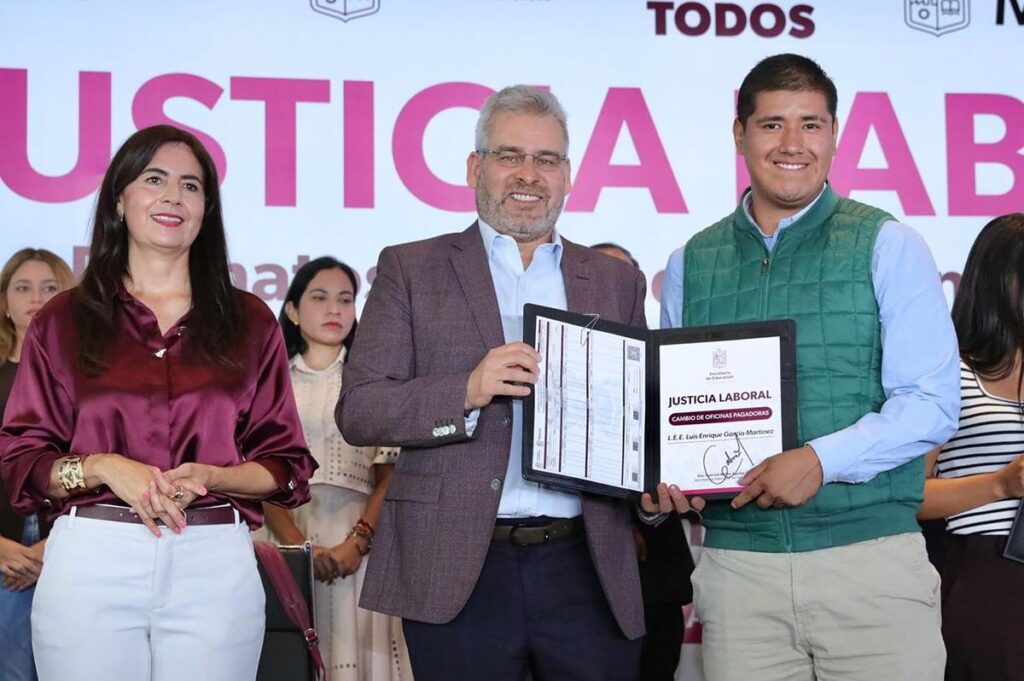 Ante 1,200 docentes, Bedolla entrega promociones a maestras y maestros