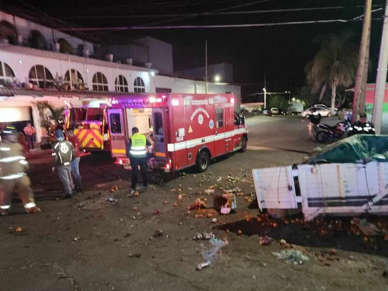 Aparatoso choque múltiple deja 5 lesionados, en la colonia Emiliano Zapata de Uruapan