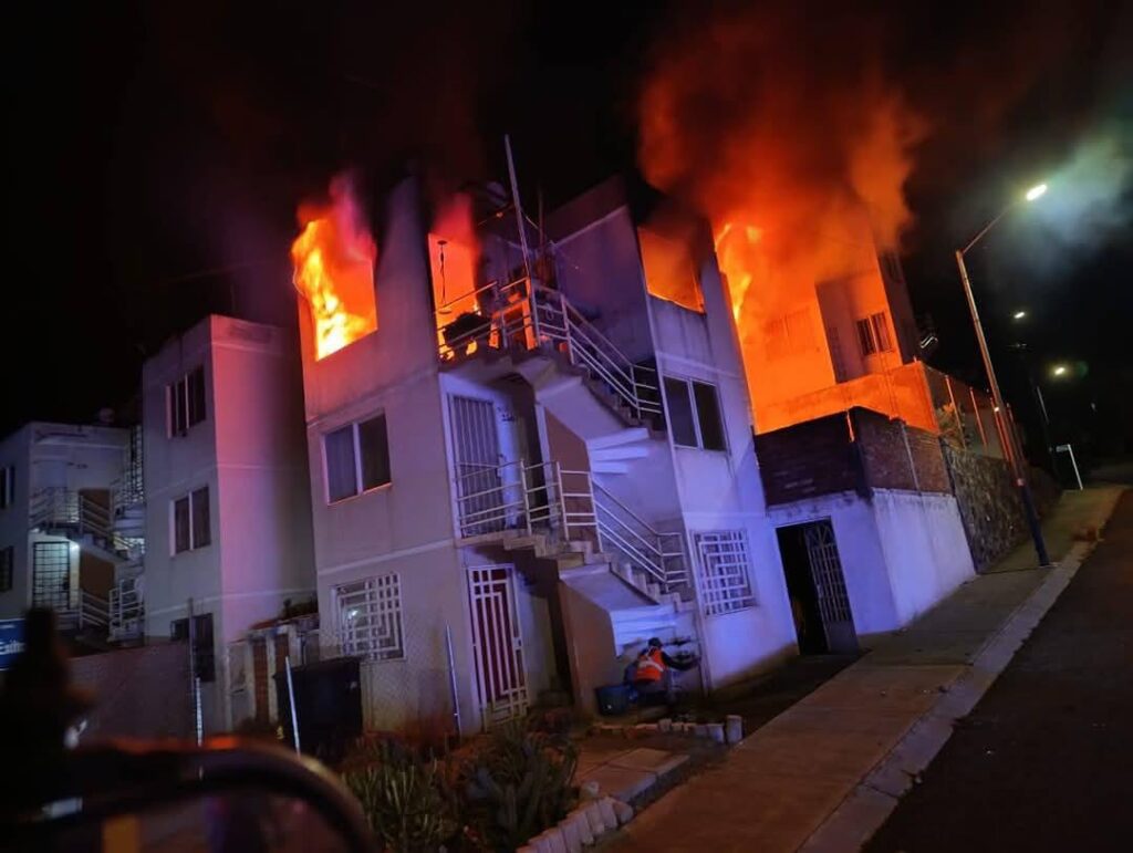 Arde por segunda ocasión depa en el fraccionamiento Jardín de la Montaña, Morelia