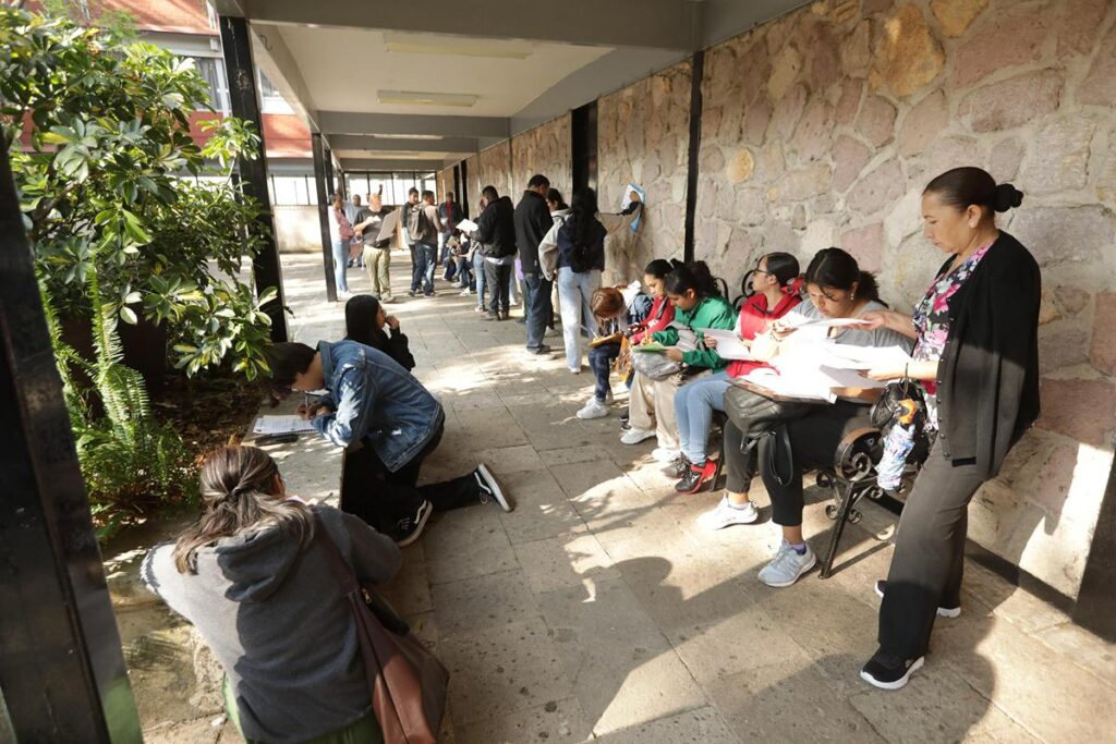 arrancó la entrega de fichas para aspirantes a Normales de Michoacán