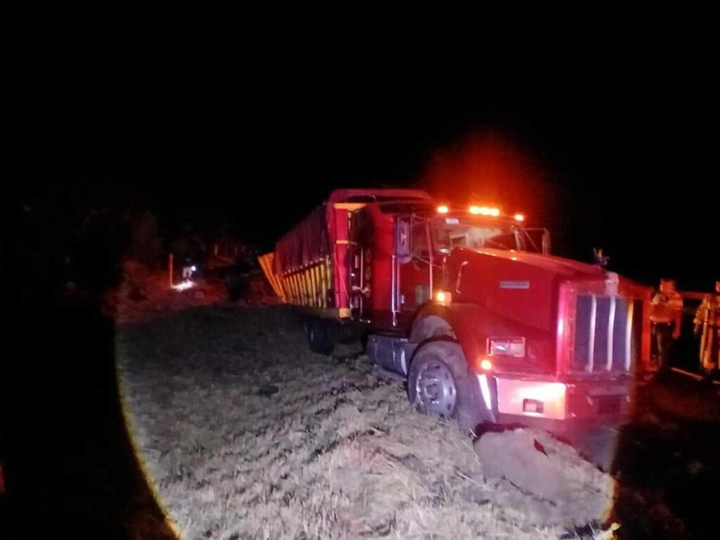 Asaltan y abandonan camión aguacatero en la Autopista de Occidente