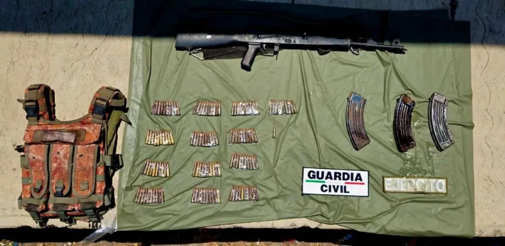 Aseguran a presunto integrante del CJNG con arma larga y equipo táctico en zona serrana de Apatzingán-1