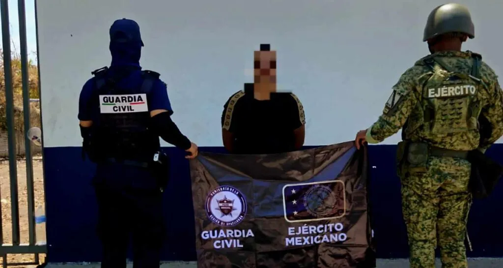 Aseguran a presunto integrante del CJNG con arma larga y equipo táctico en zona serrana de Apatzingán