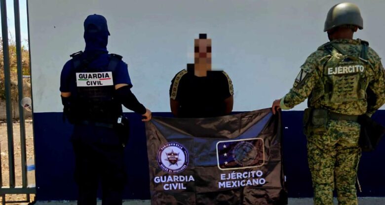 Aseguran a presunto integrante del CJNG con arma larga y equipo táctico en zona serrana de Apatzingán