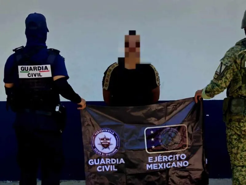 Aseguran a presunto integrante del CJNG con arma larga y equipo táctico en zona serrana de Apatzingán
