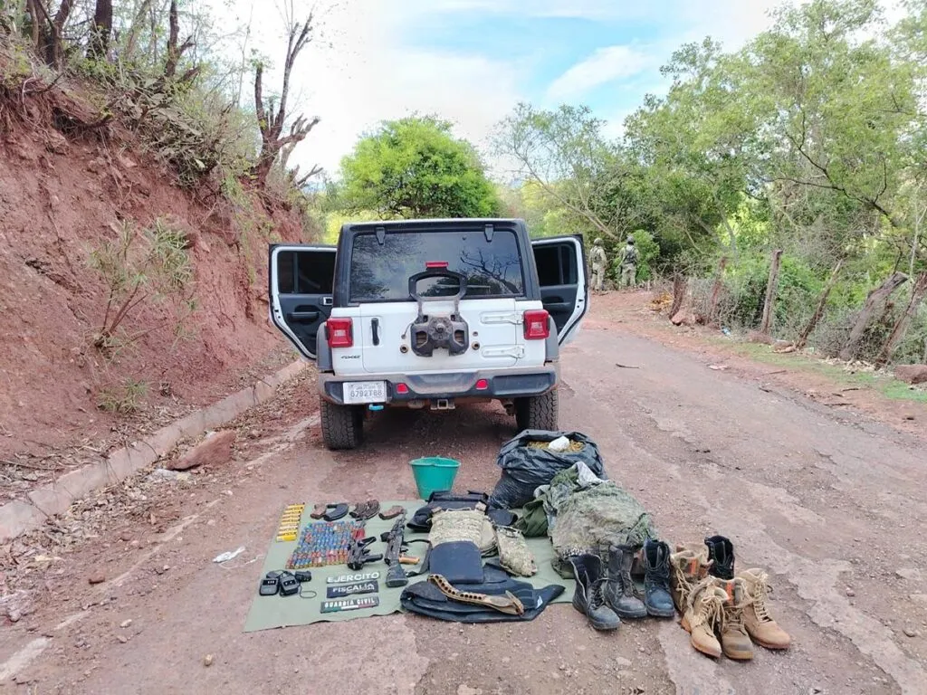 Aseguran vehículo con droga y equipo táctico en Tuzantla-2