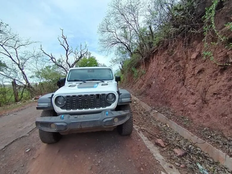 Aseguran vehículo con droga y equipo táctico en Tuzantla