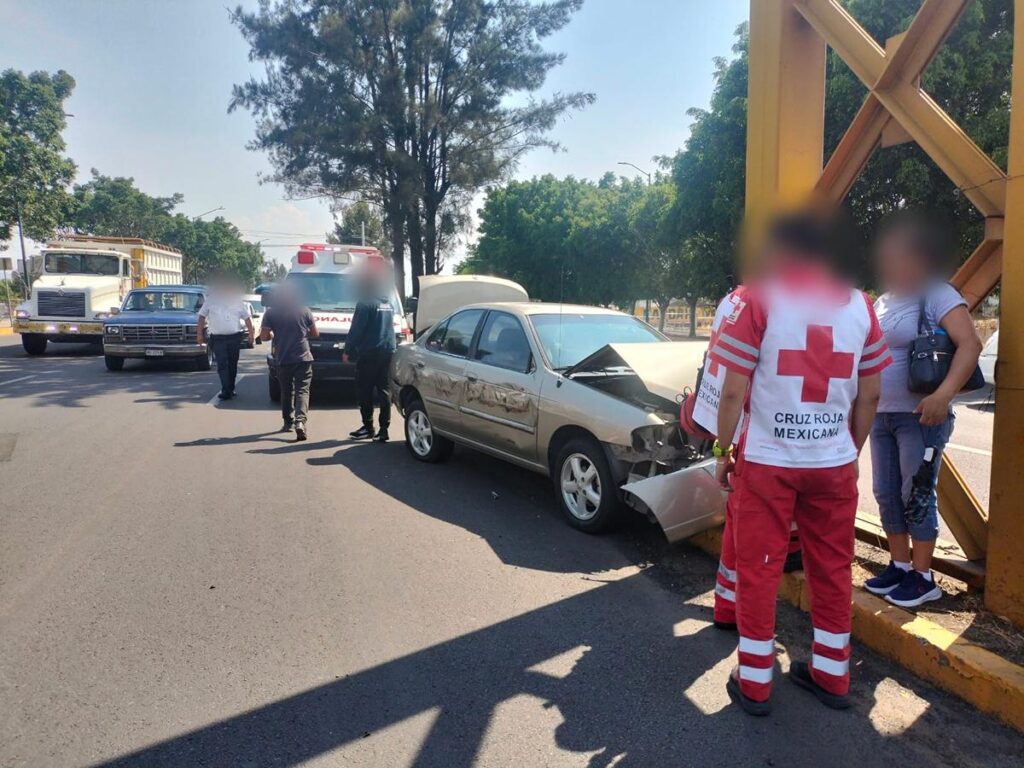 Auto chocado por camión en Morelia