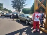 Auto es chocado por camión y proyectado contra puente peatonal al norte de Morelia